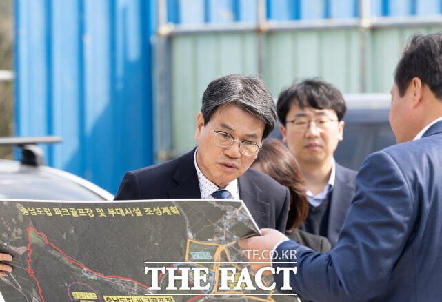 김돈곤 청양군수가 내년 상반기 개장을 목표로 추진 중인 108홀 규모 충남 파크골프장을 현장점검하고 있다. /청양군