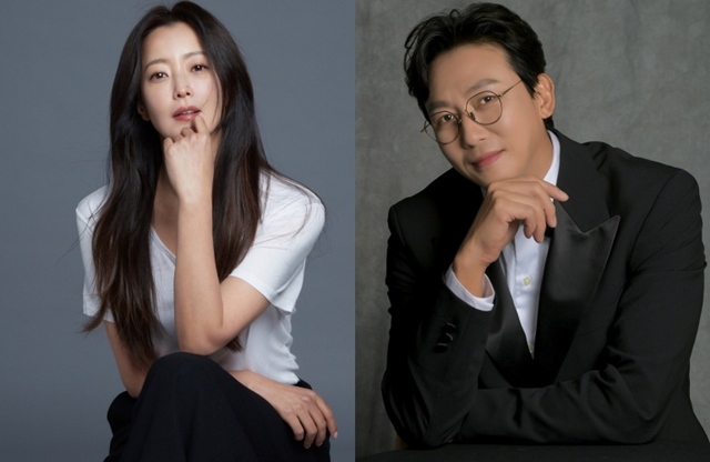 배우 김희선(왼쪽)과 가수 탁재훈이 JTBC 새 예능프로그램 한끼합쇼 MC로 낙점됐다. 이에 두 사람은 연예계 남매 케미로 웃음과 힐링을 전달할 예정이다. /JTBC