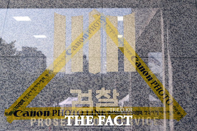 사정당국에 따르면 영장청구권은 헌법 제12조 제3항에 따라 검사에게만 부여하고 있다. 체포·구속·압수 또는 수색을 할 때는 적법한 절차에 따라 검사의 신청에 의해 법관이 발부한 영장을 제시해야 한다는 조항 때문이다. 사진은 서울중앙지검에 설치된 포토라인 모습./더팩트DB