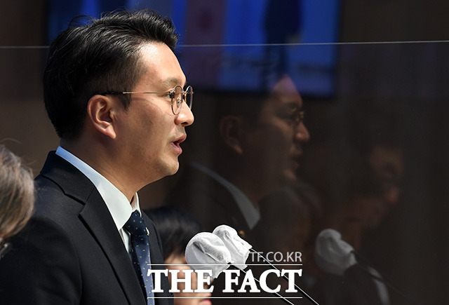 전용기 민주당 의원(사진)은 10일 오세희 의원이 대표 발의한 유통산업발전법 개정안을 두고 온라인 유통이 급격하게 성장한 현재 유통시장의 현실을 제대로 반영하지 못한 설익은 접근이라고 비판했다./