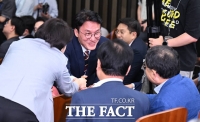  민주당 원내대표 선출 의원총회 참석한 김민석 [TF사진관]