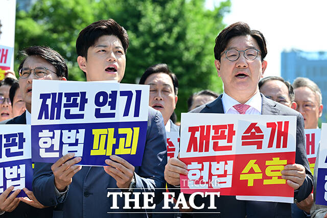 국민의힘 김용태 비상대책위원장(왼쪽)과 권성동 원내대표를 비롯한 소속 의원들이 지난 11일 오전 서울 서초구 서울고등법원 앞에서 현장 의원총회를 열고 서울고등법원을 향해 규탄 구호를 외치고 있다. /남윤호 기자