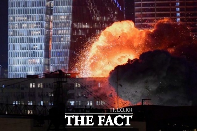 13일(현지시간) 이스라엘 텔아비브 한 건물이 이란의 미사일에 맞아 화염에 휩싸이고 있다. /AP·뉴시스
