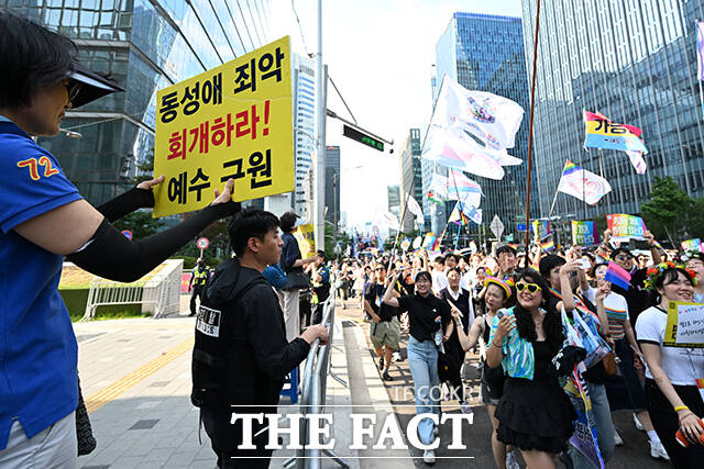 제26회 서울퀴어문화축제가 14일 오후 서울 중구 을지로 일대에서 열린 가운데 참가자들이 퍼레이드를 하는 옆으로 기독교 단체 회원들이 반대 집회를 하고 있다. /서예원 기자