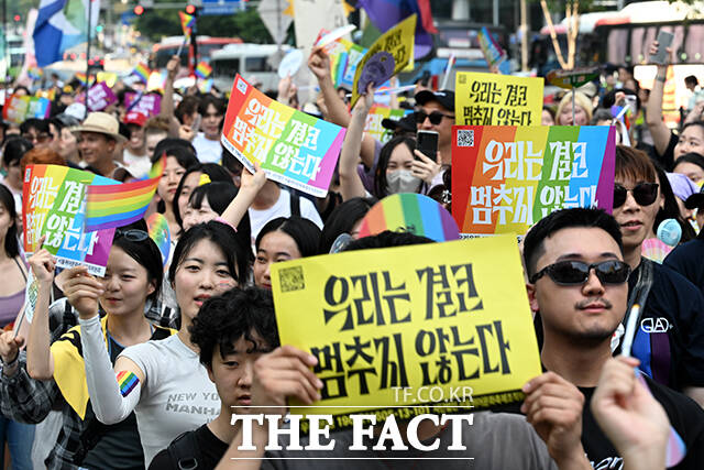 제26회 서울퀴어문화축제가 14일 오후 서울 중구 을지로 일대에서 열린 가운데 참가자들이 퍼레이드를 하고 있다. /서예원 기자