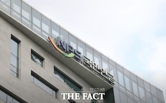 지난 2월 국민연금 월 지급액이 처음으로 4조원을 넘어섰다. 가입자 수는 줄어드는 반면, 수급자 수는 늘어나고 있어 2027년에는 보험료 수입보다 급여 지출액이 많아질 것으로 전망된다. /더팩트 DB