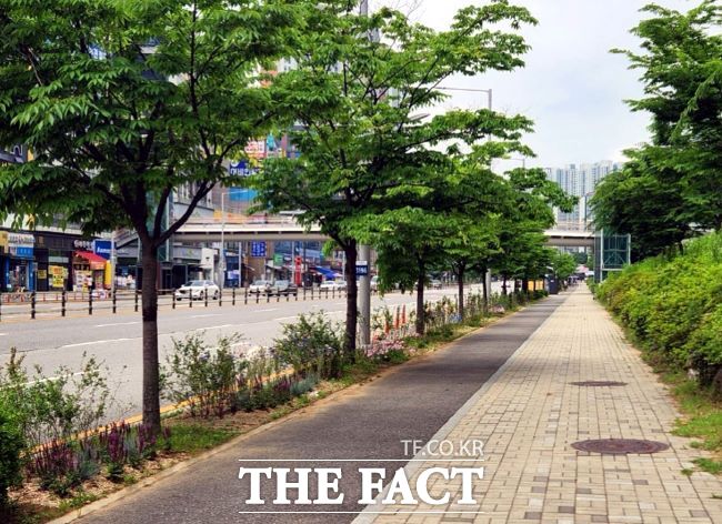 은계지구 내 수인로 구간 정원형 띠녹지 /시흥시