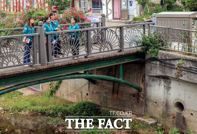 신계용 과천시장(왼쪽 2번째)과 관계 공무원들이 용마골 삼거리천을 점검하고 있다. /과천시