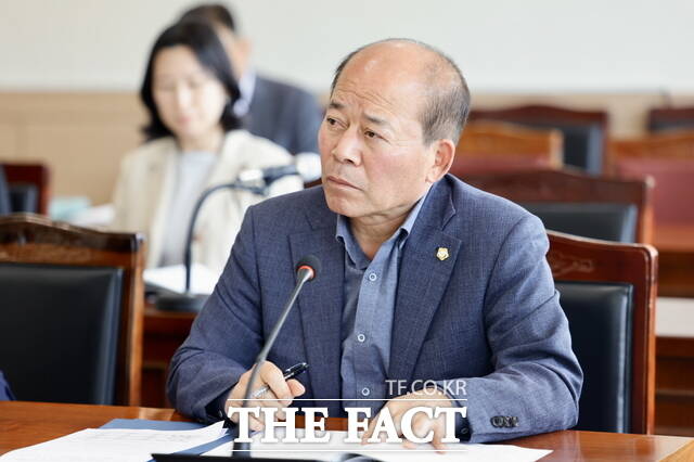 육종영 천안시의회 의원이 제280회 제1차 정례회 본회의에 참석하고 있다./천안시의회