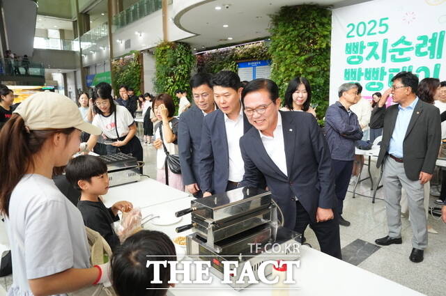 김석필 천안시장 권한대행 부시장이 천안시청 로비에서 열린 빵지순례 빵빵데 호두과자 굽기 체험장을 둘러보고 있다./천안시