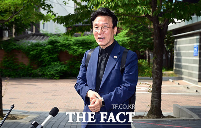 김민석 국무총리 후보자가 지난 9일 오전 서울 종로구 통의동 금융감독원 연수원에 마련된 인사청문회 준비단 사무실로 출근하고 있다. /임영무 기자