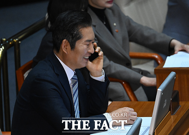 정청래 더불어민주당 의원이 4월 4일 오후 서울 여의도 국회에서 열린 제424회국회(임시회) 본회의에 참석해 통화를 하고 있다./박헌우 기자