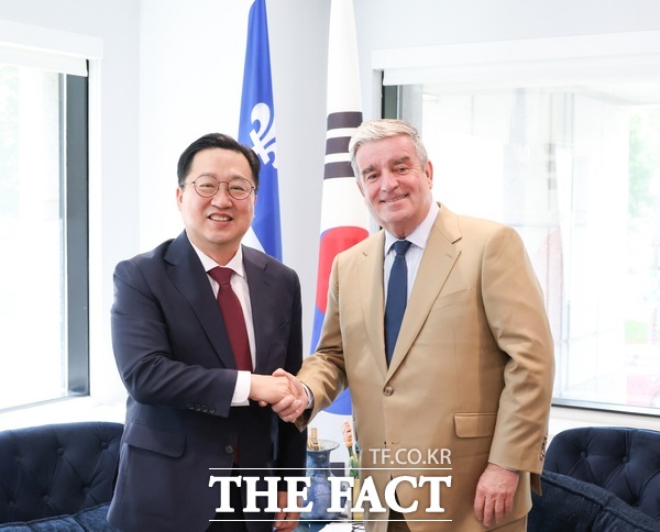 이장우 대전시장과 알랭 상스 카르티에 퀘백 대외관계부 차관이 인사를 나누고 있다. /대전시