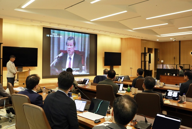 SK그룹이 지난 13~14일 경기도 이천 SKMS 연구소에서 경영전략회의를 열고 철저한 자기반성과 신뢰 회복에 집중하기로 결의했다. 이번 회의에는 최태원 회장을 비롯해 주요 멤버사 CEO 20여명이 참석했다. /SK