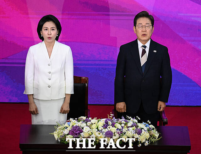 이재명 대통령과 김혜경 여사가 4일 국회에서 열린 제21대 대통령 취임선서식에서 애국가를 부르고 있다. /국회사진기자단