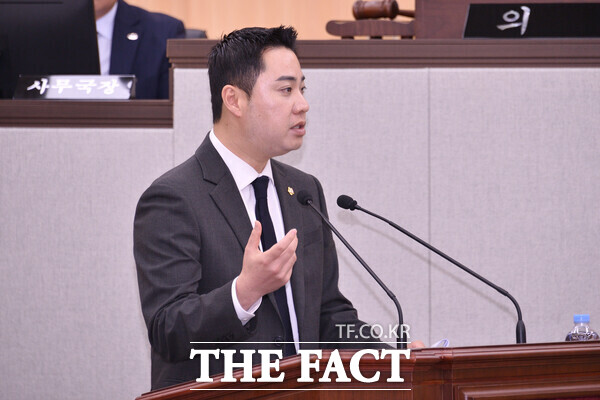 이석주 여수시의회 의원이 정례회 본회의에서 발언하고 있다./여수시의회