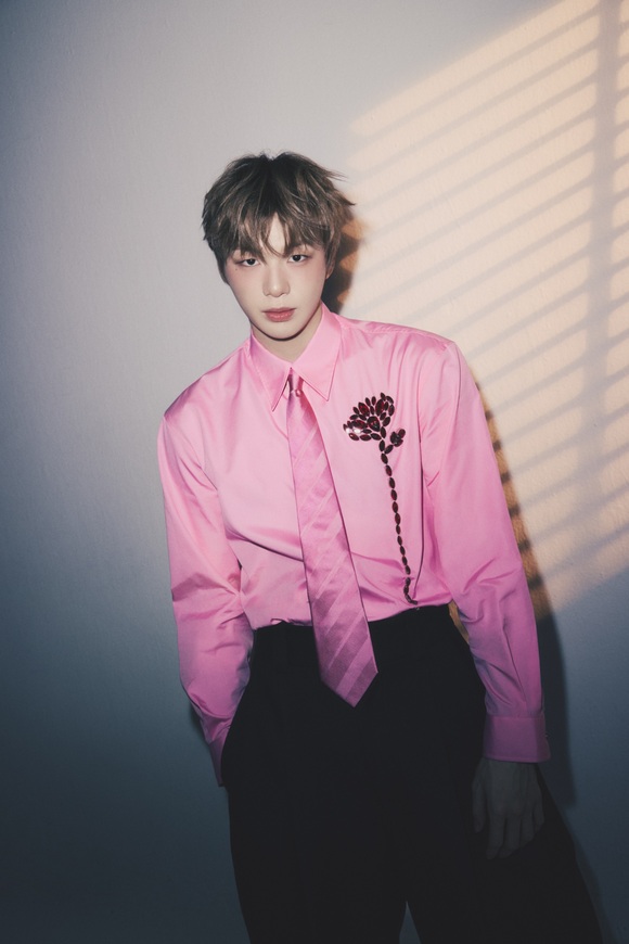 가수 강다니엘이 16일 오후 1시 30분 서울 영등포구 파크원타워2에서 여섯 번째 미니 앨범 Glow to Haze(글로우 투 헤이즈) 발매 기념 기자간담회를 진행했다. /ARA