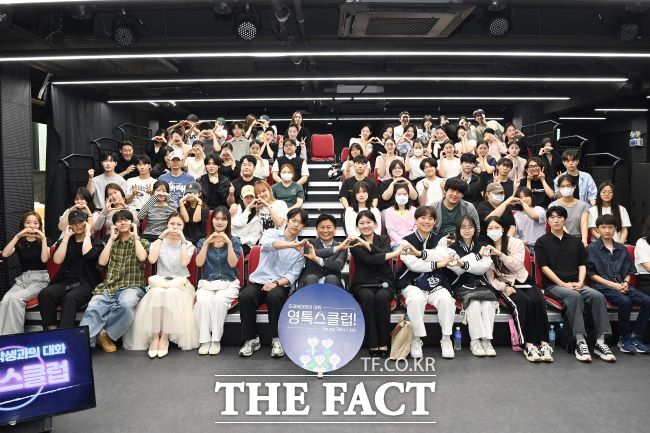 조용익 부천시장이 유한대 학생들과 기념사진 촬영을 하고 있다./부천시