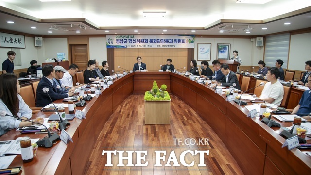 영암군이 혁신위원회 문화관광분과 회의를 개최하고 있다./영암군