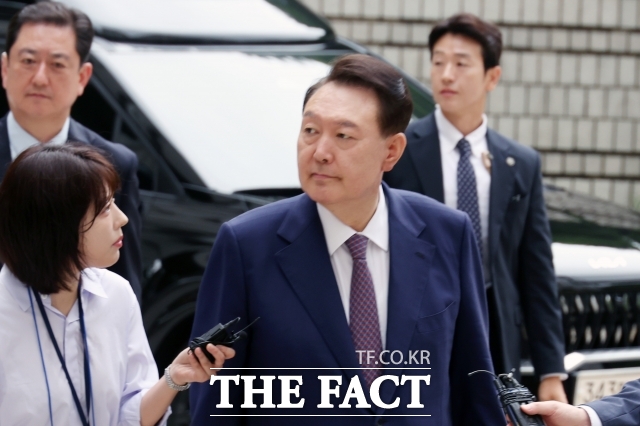 윤석열 전 대통령이 12·3 비상계엄 선포 다음 날인 지난해 12월 4일 국회에서 계엄령 해제 요구 결의안이 통과된 뒤 김용현 전 국방부 장관 등에게 국회에 군인 1000명을 보냈어야 한다고 말했다는 국방부 관계자의 법정 진술이 나왔다. /사진공동취재단