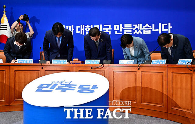 인사하는 원내 지도부.