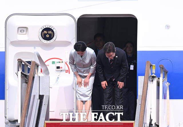 주요 7개국(G7) 정상회의 참석을 위한 첫 해외 순방길에 나선 이재명 대통령과 김혜경 여사가 16일 오후 경기 성남시 서울공항에 도착해 공군 1호기에 올라 인사하고 있다. /이새롬 기자