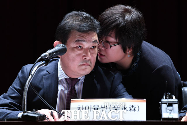 금호타이어 광주공장 화재 수습 방안과 관련해 대주주인 더블스타그룹이 어떤 선택을 할지 관심이 쏠린다. 차이용션 더블스타그룹 회장이 지난 2018년 3월 22일 서울 영등포구 산업은행 대강당에서 열린 금호타이어 인수 관련 기자회견에 참석한 모습. /남윤호 기자