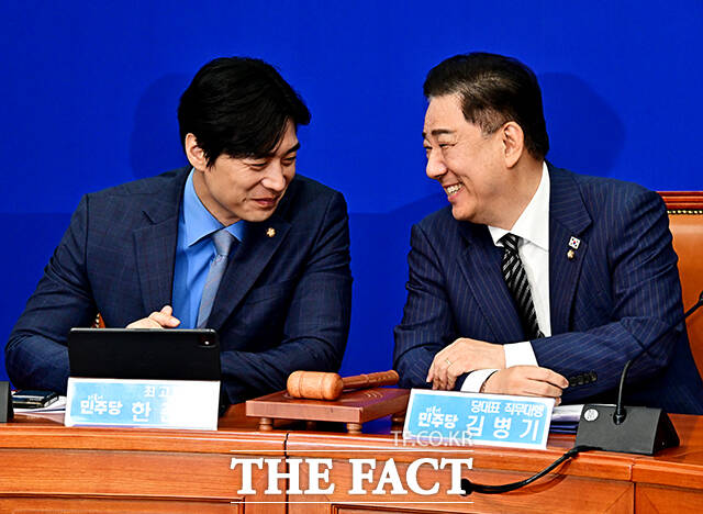 한준호 최고위원과 대화하는 김병기 대표 직무대행 겸 원내대표.