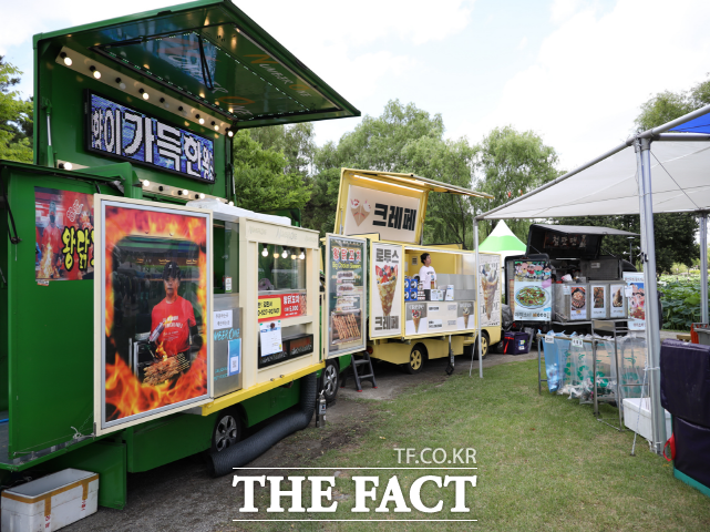 부여군이 제23회 부여서동연꽃축제에 관람객의 편의와 안전을 최우선으로 고려한 운영 계획을 본격 가동가고 있는 가운데 먹거리 코너를 점검하고 있다. /부여군