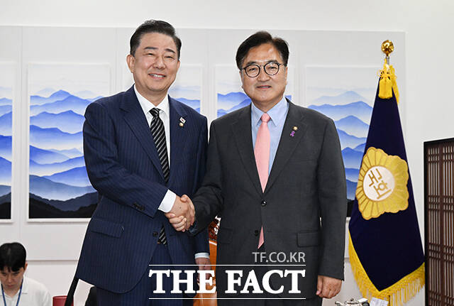 김병기 더불어민주당 대표 직무대행 겸 원내대표(왼쪽)가 16일 오전 서울 여의도 국회에서 우원식 국회의장을 예방해 기념촬영을 하고 있다. /국회=배정한 기자