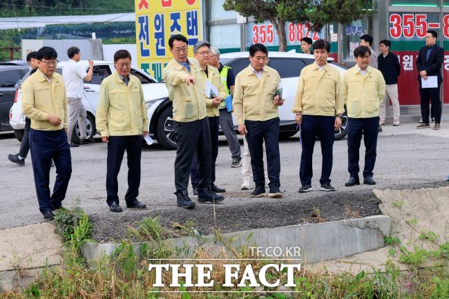 정명근 화성시장이 제1호 태풍 우딥 북상을 앞두고 지난 13일 사강시장 안전점검을 하고 있다./화성시