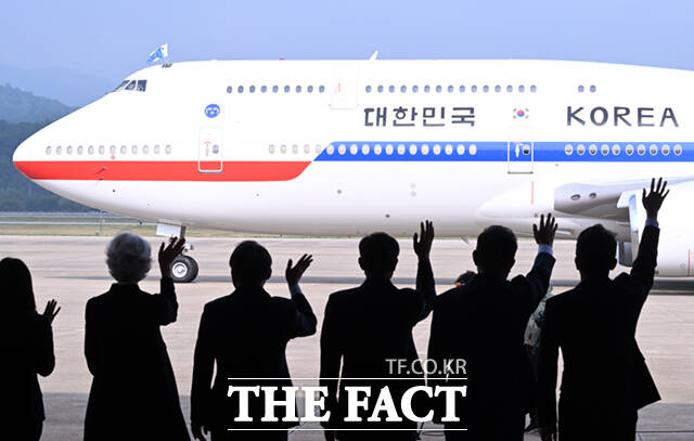 강훈식 비서실장과 김병기 더불어민주당 대표 직무대행 겸 원내대표, 우상호 대통령실 정무수석, 고기동 행정안전부 장관 직무대행, 타마라 모휘니 주한 캐나다 대사, 김진아 외교부 2차관(오른쪽부터)이16일 오후 경기 성남시 서울공항에서 G7 정상회의 참석을 위해 순방길에 오른 이재명 대통령을 배웅하며 손을 흔들고 있다. /서울공항=이새롬 기자