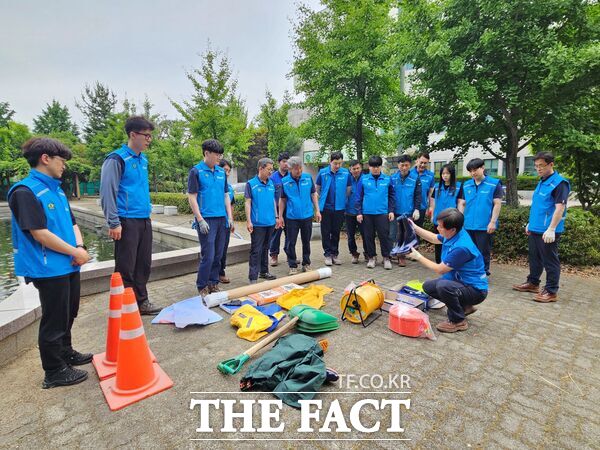 대전도시공사 환경에너지사업소가 13일 여름철 집중호우와 태풍 등을 대비하기 위해 수방자재 점검과 장비 가동 훈련을 진행했다./대전도시공사