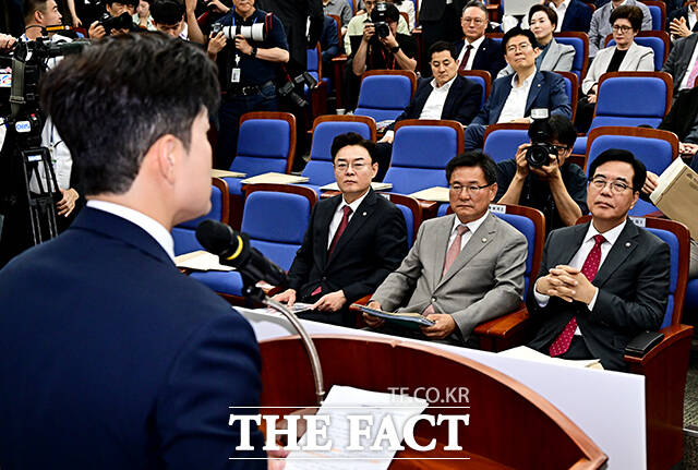 김용태 비대위원장 인사말 듣는 김성원, 이헌승, 송언석 원내대표 후보.