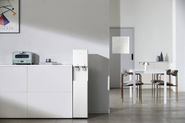 SK매직은 폭이 25.5㎝로 좁은 공간에도 설치할 수 있는 뉴그랜드 정수기를 출시했다고 16일 밝혔다. /SK매직