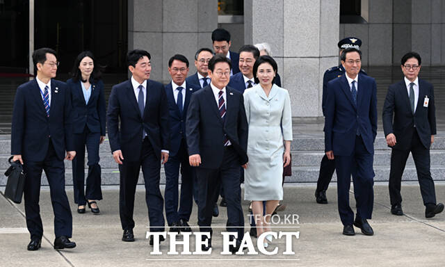 주요 7개국(G7) 정상회의 참석을 위한 첫 해외 순방길에 나선 이재명 대통령과 김혜경 여사가 16일 오후 경기 성남시 서울공항에 도착해 공군 1호기로 향하고 있다. /이새롬 기자