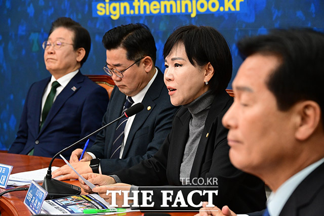 문재인 정부에서 국민권익위원장을 지낸 전현희 더불어민주당 최고위원이 최재해 감사원장과 유병호 감사위원, 최달영 사무총장을 향해 정치보복 표적감사를 주도한 책임을 지고 사퇴하라고 촉구했다. /남윤호 기자