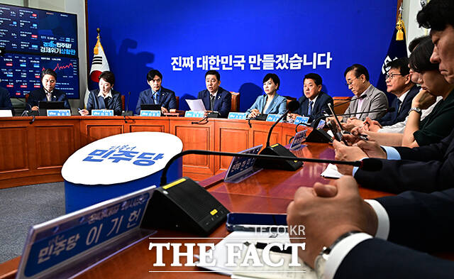 김병기 더불어민주당 대표 직무대행 겸 원내대표(왼쪽 네번째)가 16일 오전 서울 여의도 국회에서 열린 최고위원회의에 참석해 모두발언을 하고 있다. /국회=배정한 기자