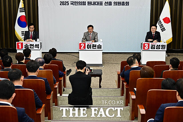 송언석, 이헌승, 김성원 국민의힘 원내대표 후보가 투표에 앞서 토론을 진행하고 있다.