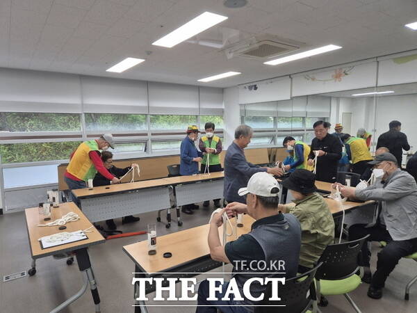 동구아름다운복지관이 무원연금공단의 후원을 받아 상록마술봉사단과 함께 중장년 장애인을 대상으로 한 마술 교육 프로그램 ‘나도 마술사’ 프로그램을 진행하고 있는 모습./동구아름다운복지관