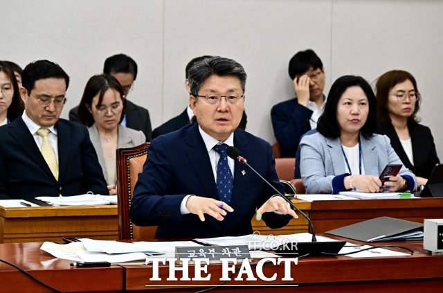 오석환 교육부 차관이 지난 11일 오후 서울 여의도 국회에서 열린 교육위원회 전체회의에 참석해 질의에 답변을 하고 있다./배정한 기자