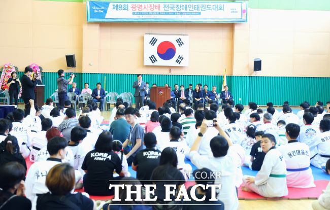 박승원 광명시장이 전국 장애인태권도 대회에서 인사말을 하고 있다./광명시