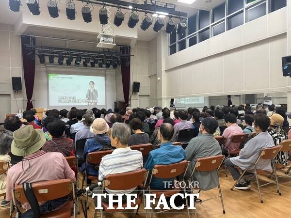 대덕구노인종합복지관이 16일 대덕구노인종합복지관 2층 대강당에서 노인 일자리 및 사회활동지원사업 노노케어 참여자 98명을 대상으로 여름철 식중독 예방 교육을 비롯한 직무(안전)교육을 실시했다./대덕구노인종합복지관