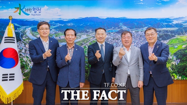 산청·함양·거창·합천 4개 군의 군수들이 ‘제5차 경남서부 4개 군 행정협의회’를 가졌다.(왼쪽부터 진병영 함양군수, 구인모 거창군수, 신성범 국회의원, 이승화 산청군수, 김윤철 합천군수)/합천군