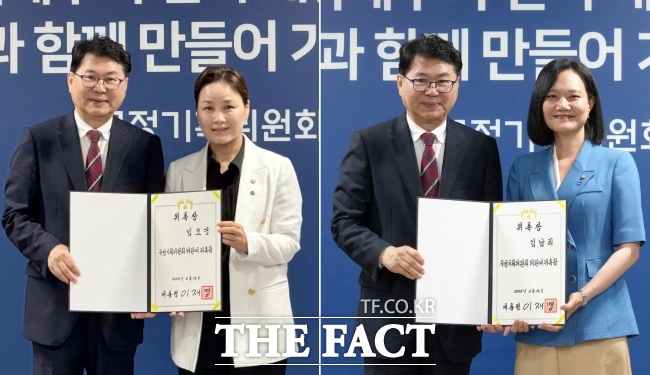 이한주 국정기획위원장으로부터 임명장을 받는 임오경(왼쪽)·김남희 의원./페이스북 갈무리