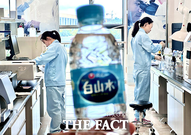 중국 지린성 옌볜 조선족자치주 안도현 이도백하진 농심 백산수 신공장에서 지난 11일 직원들이 성분 검사를 하고 있다. /옌볜=장윤석 기자