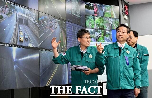 유정복 인천시장이 16일 시청 재난안전상황실에서 여름철 재난안전 관리 대책을 점검하고 있다./인천시