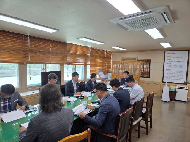 김기홍 광양시 부시장이 청년친화도시 조성을 위해 직원들과 회의를 진행하고 있다./광양시