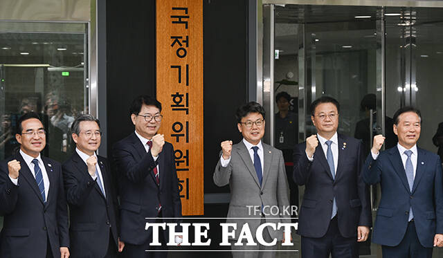 이한주 국정기획위원장(왼쪽 세 번째)과 진성준, 김용범, 방기선 부위원장 등 참석자들이 16일 오전 서울 종로구 정부서울청사 창성동 별관에서 열린 국정기획위원회 현판식에 참석해 파이팅을 외치고 있다. /임영무 기자