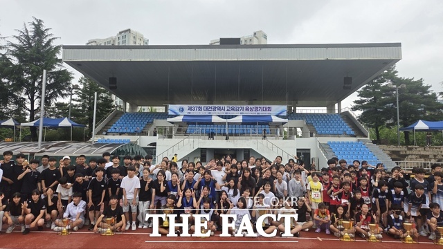 충남대학교 종합운동장에서 열린 제37회 대전교육감기 육상경기대회에 참석한 학생들이 기념촬영을 하고 있다. /대전시교육청